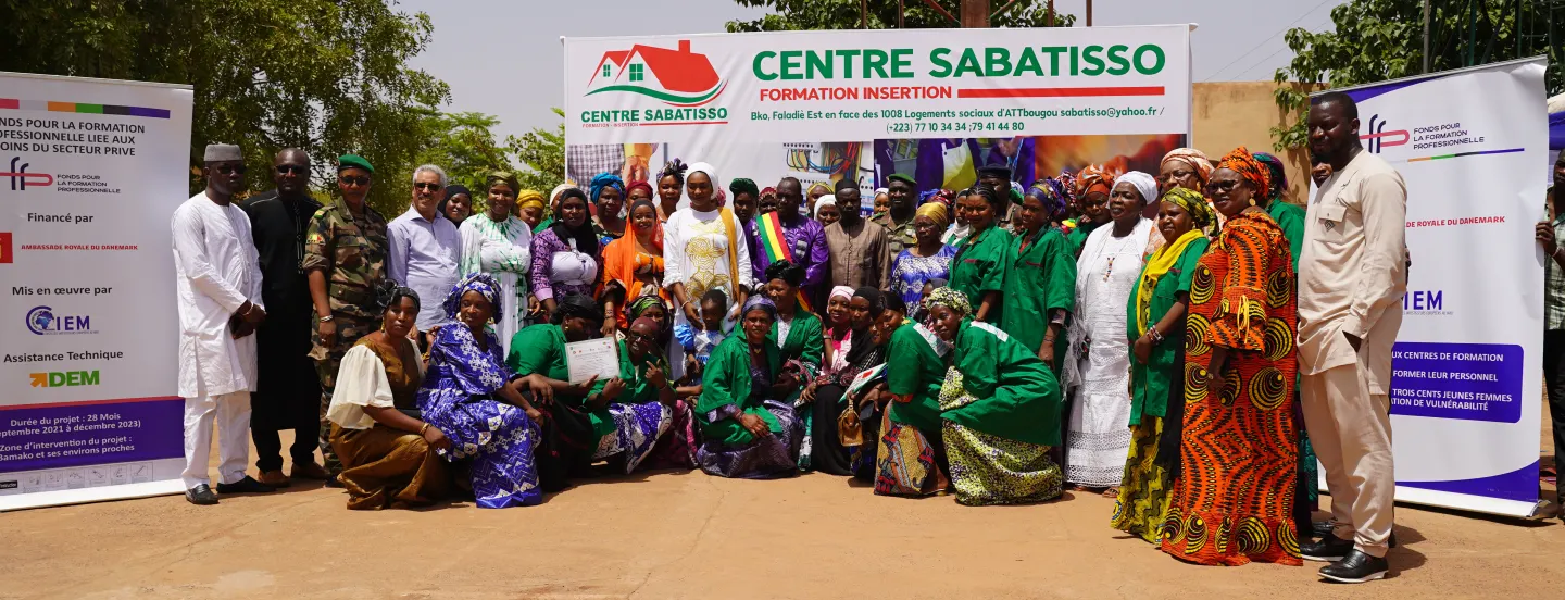 Groupe réuni devant la banderole du Centre SABATISSO, Faladiè-Est